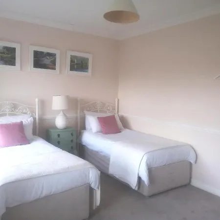 לינה וארוחת בוקר Balally House 3*